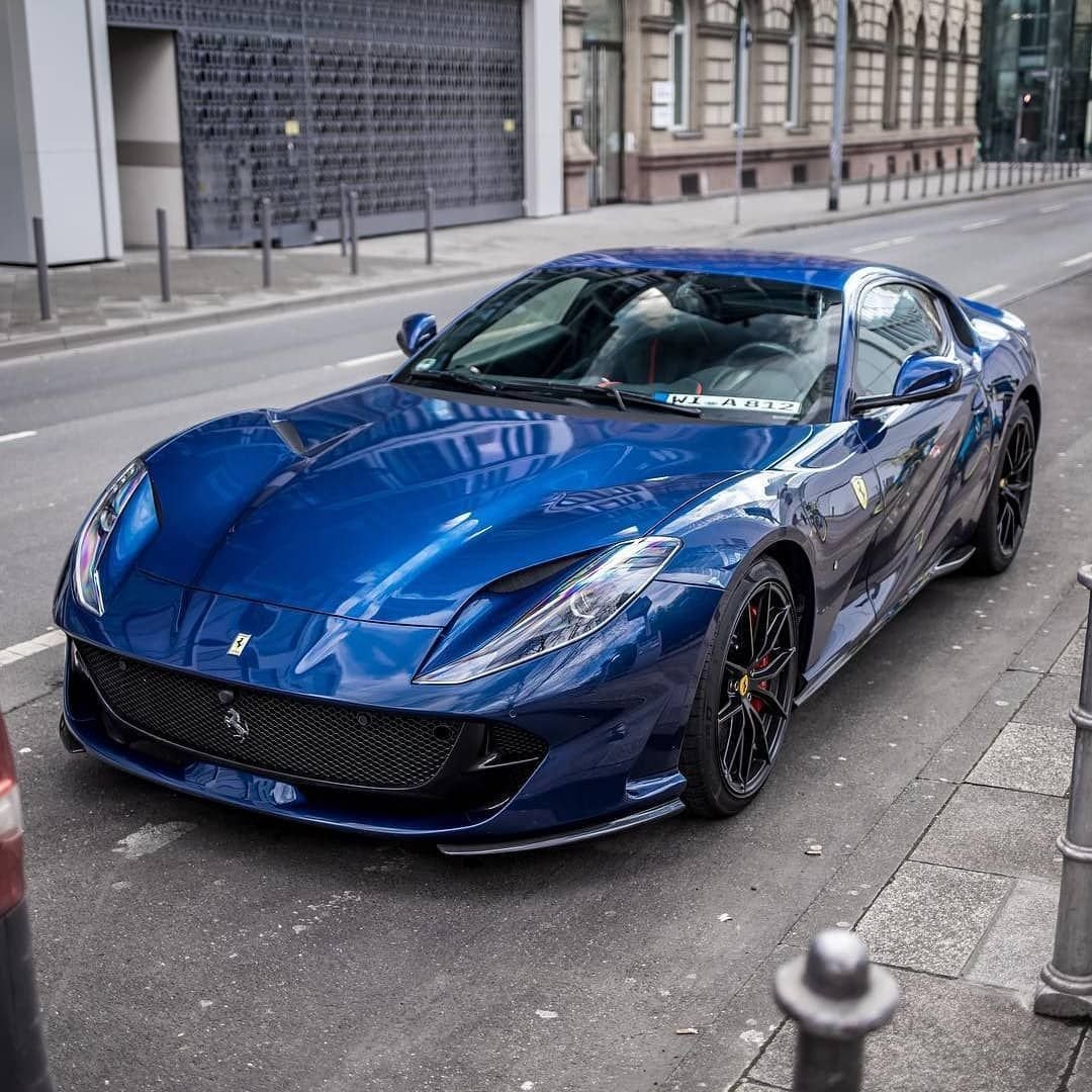Феррари 812 Superfast синяя