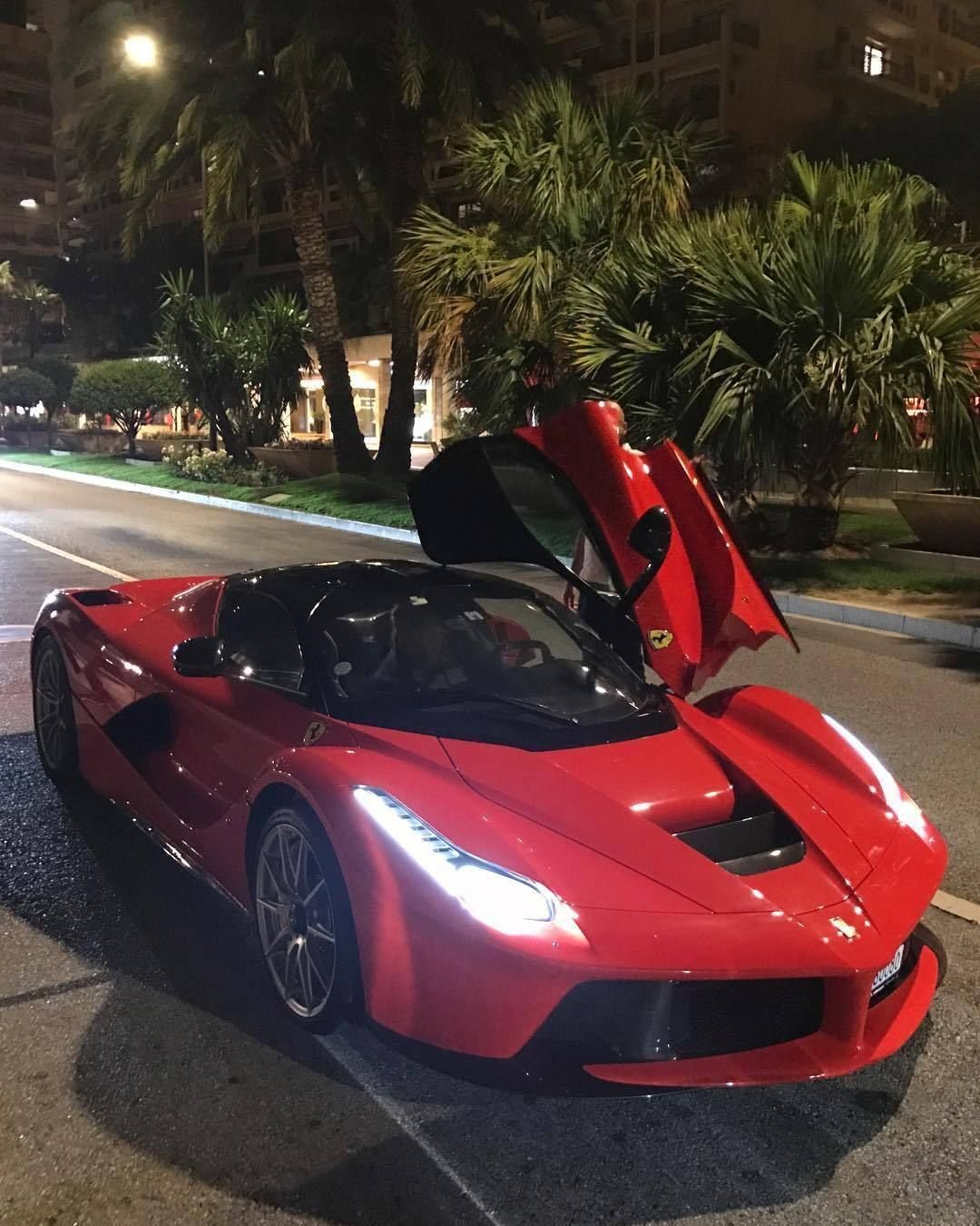 Машина Ferrari LAFERRARI