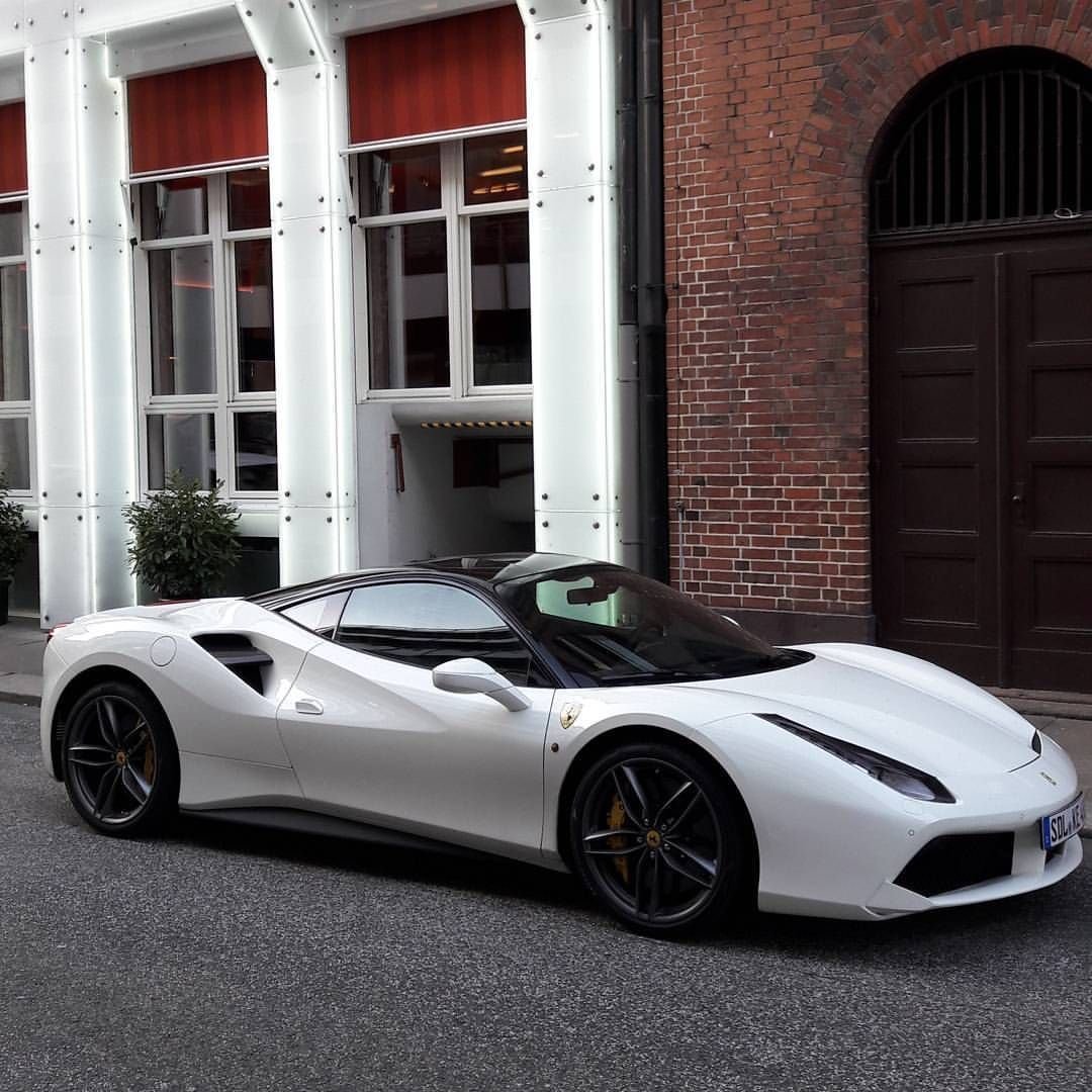 Ferrari 488 GTB белая
