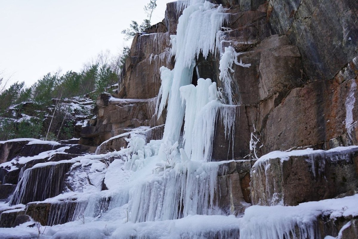 Замерзший водопад Красноярск