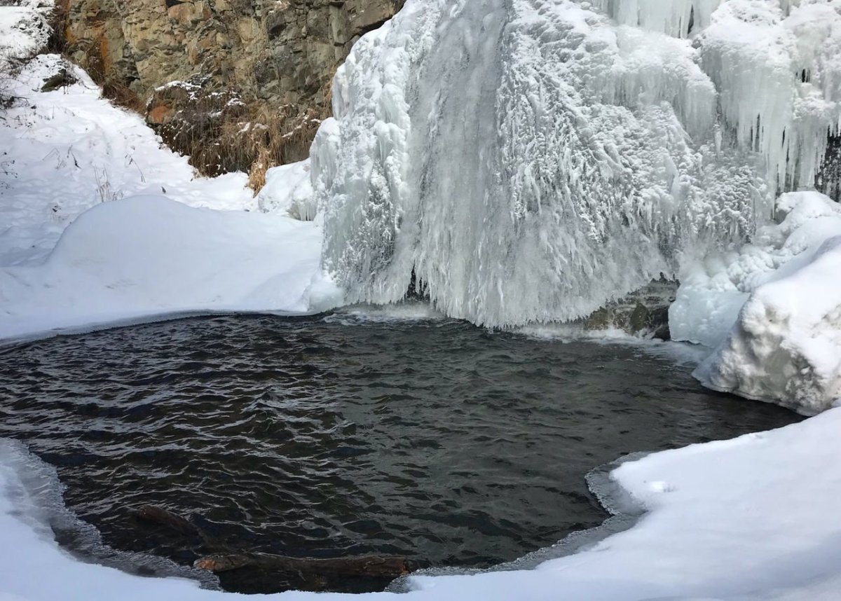 Камышлинский водопад горный Алтай зимой