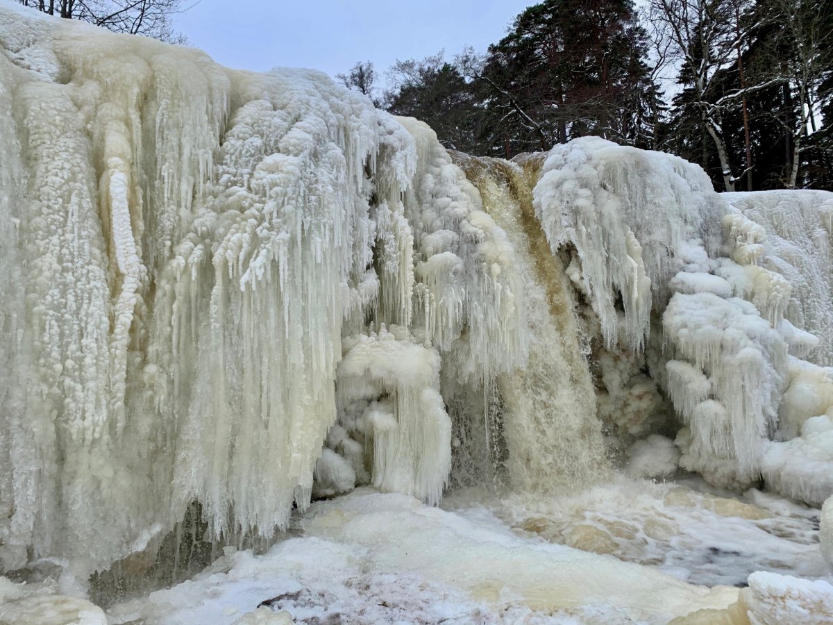 Замерзшие Чегемские водопады