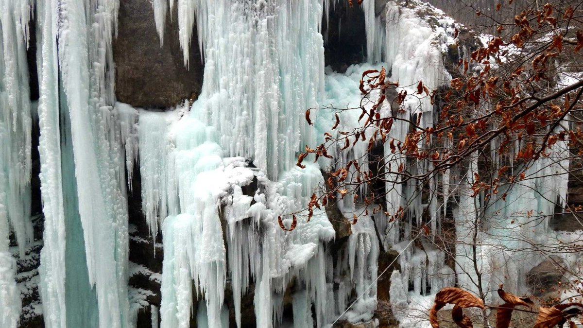 Замерзшие Чегемские водопады