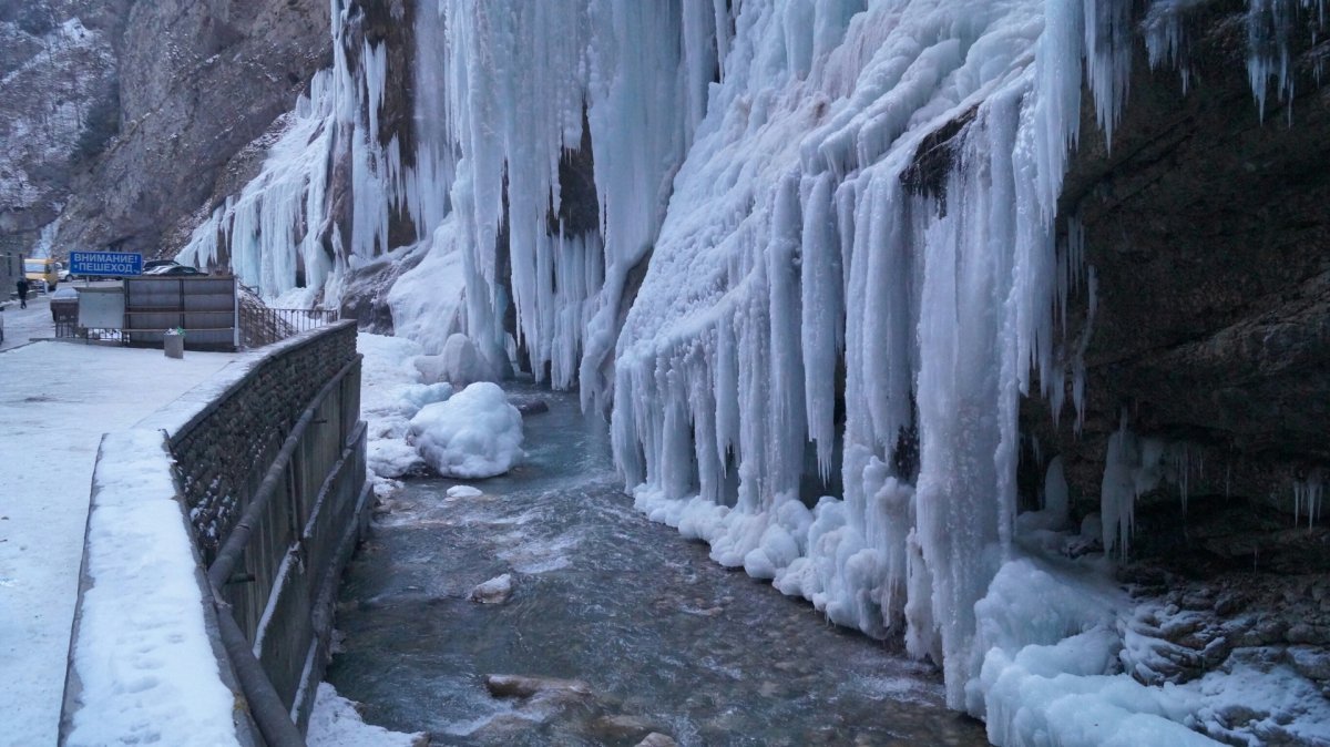 Замерзшие Чегемские водопады