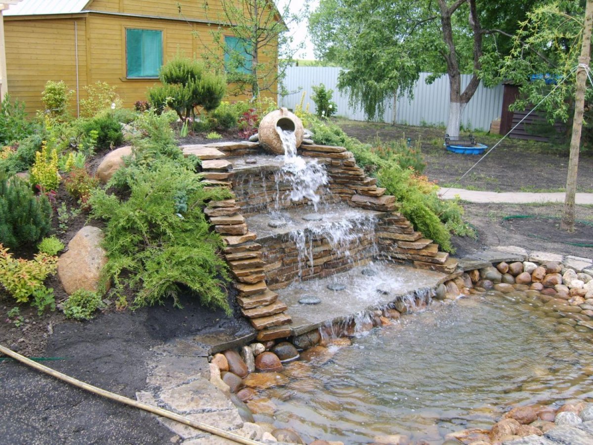 Садовый пруд с водопадом