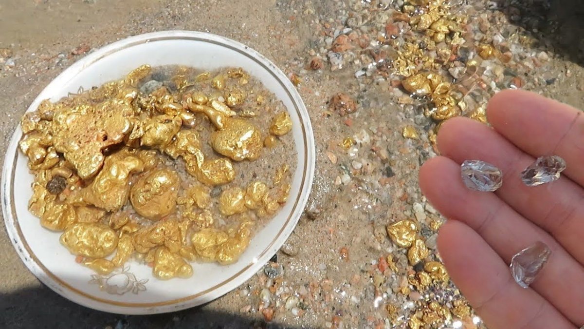 Золотые самородки в реке