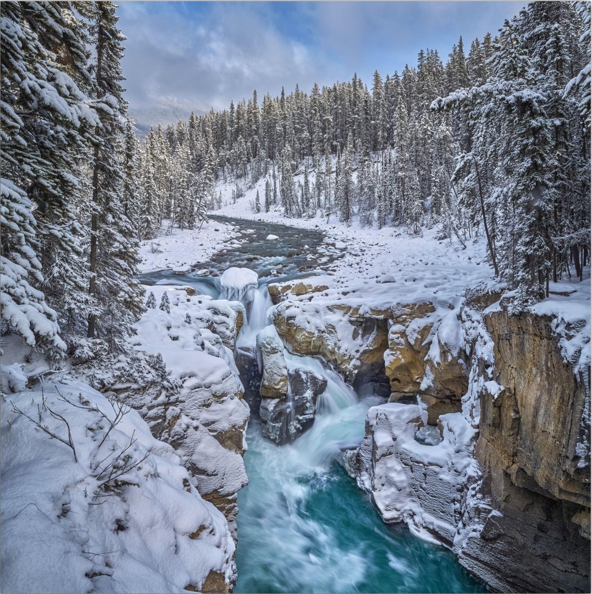 Горный водопад в снегу
