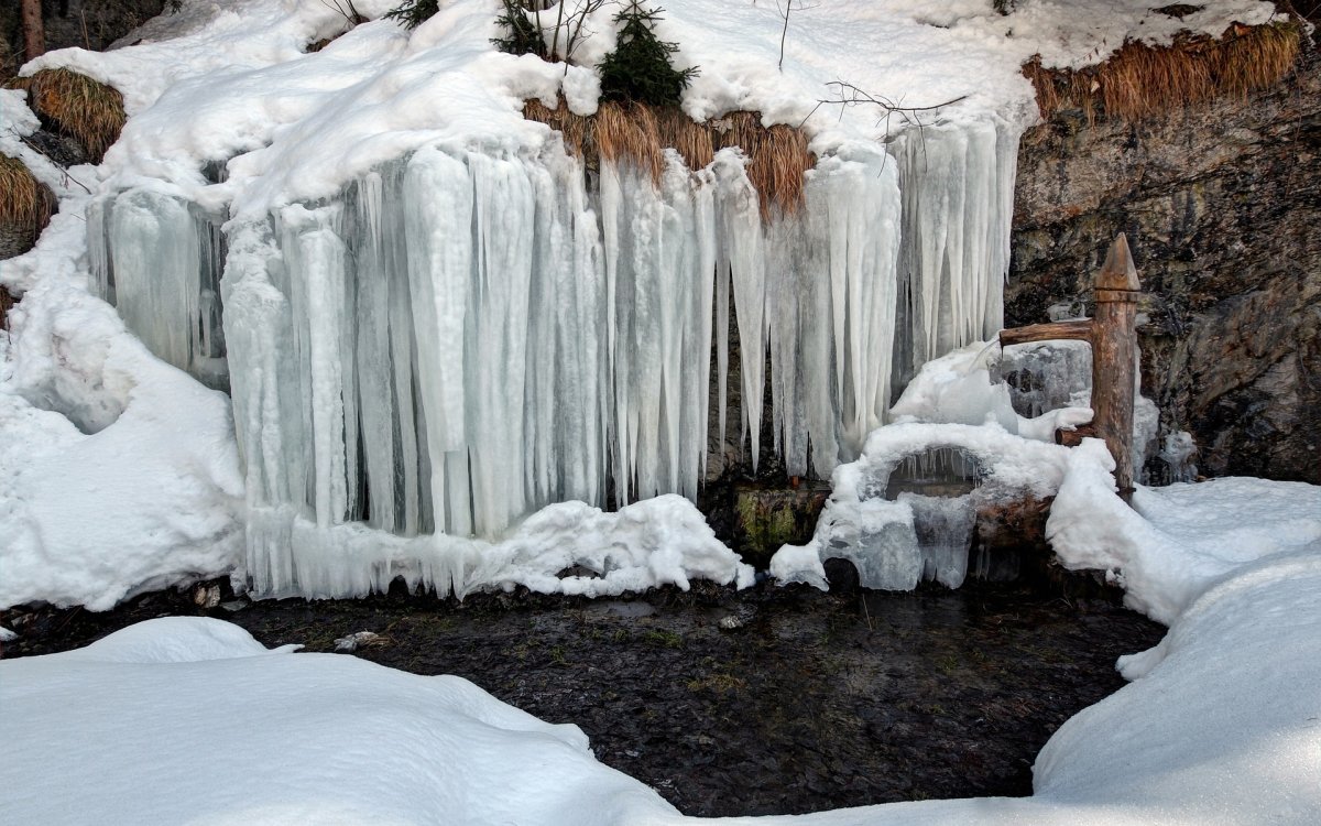 Замерзший водопад тирилекрка