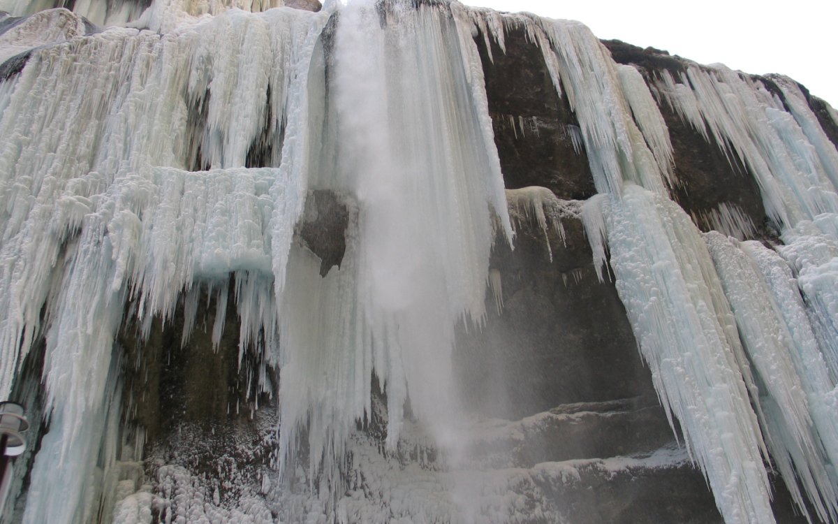 Чегемские водопады Кабардино-Балкария замерзший