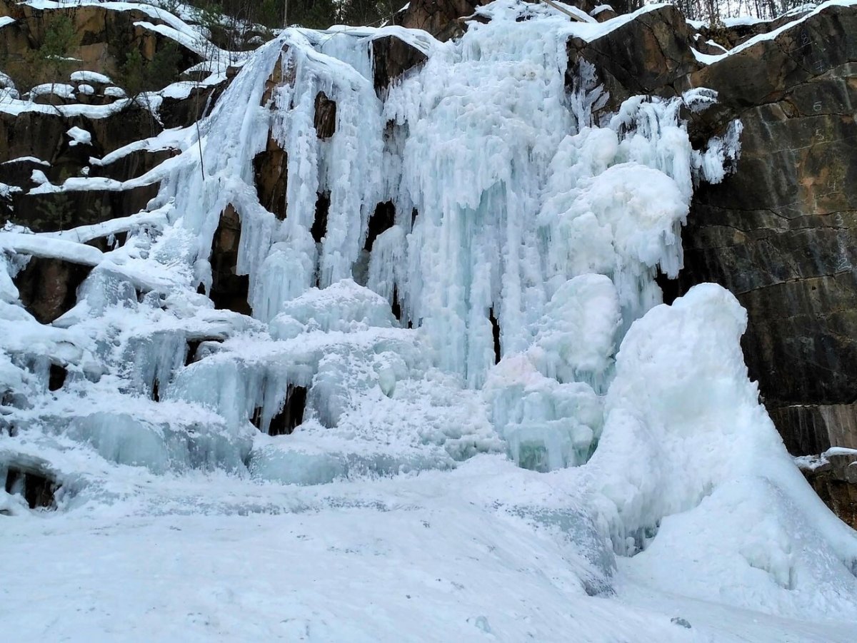 Замерзший водопад Красноярск
