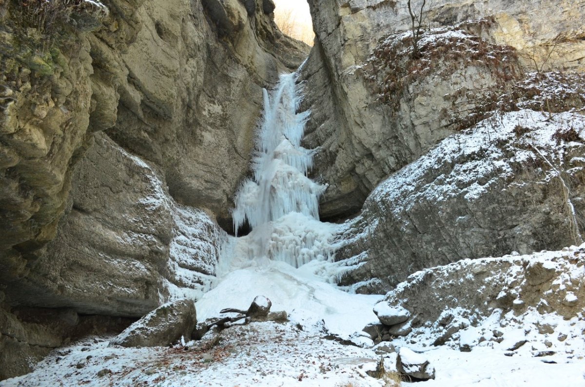 Замерзшие Чегемские водопады
