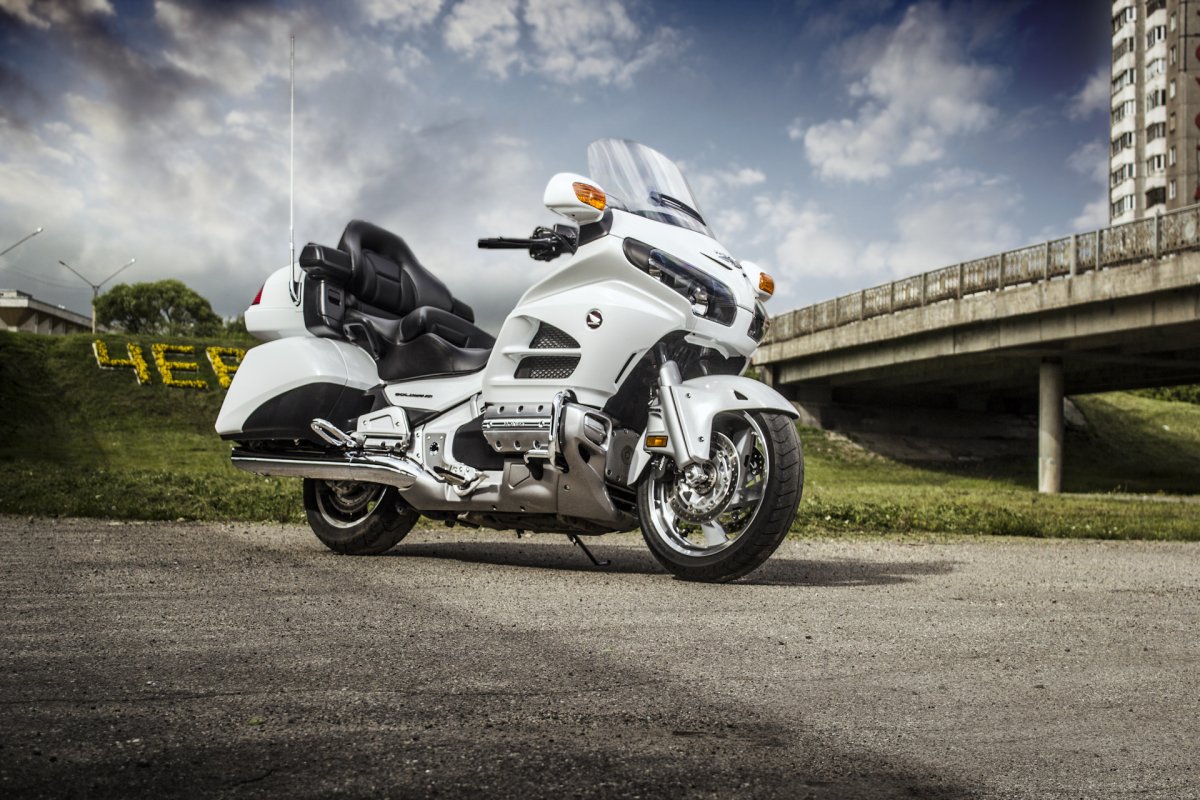 Белая Honda Goldwing
