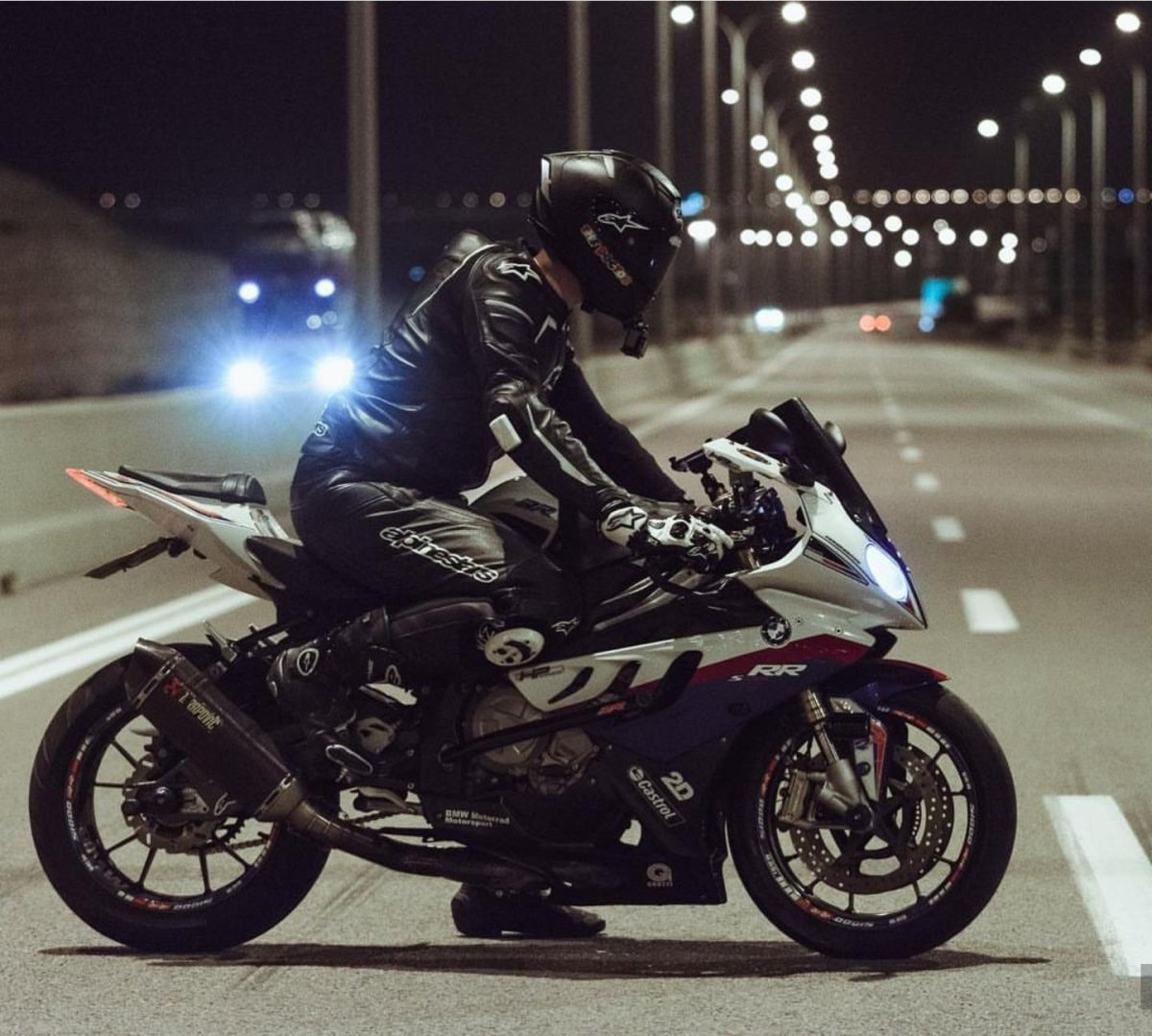 BMW 1000rr с байкером