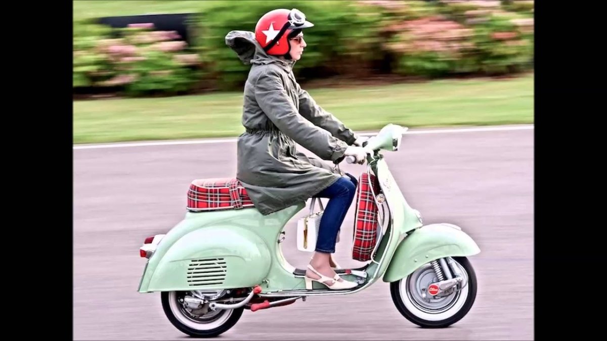 Рейнольдс кидает мопед Vespa