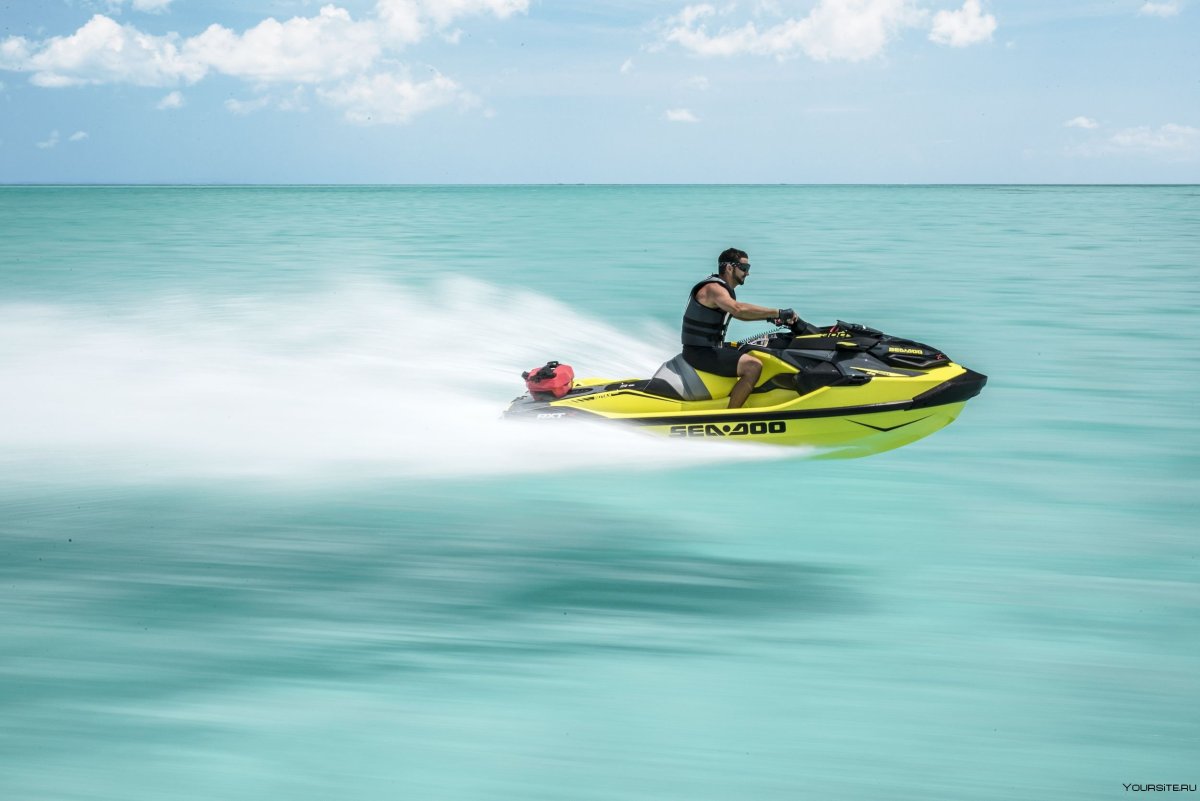 Гидроцикл BRP Sea-Doo на воде