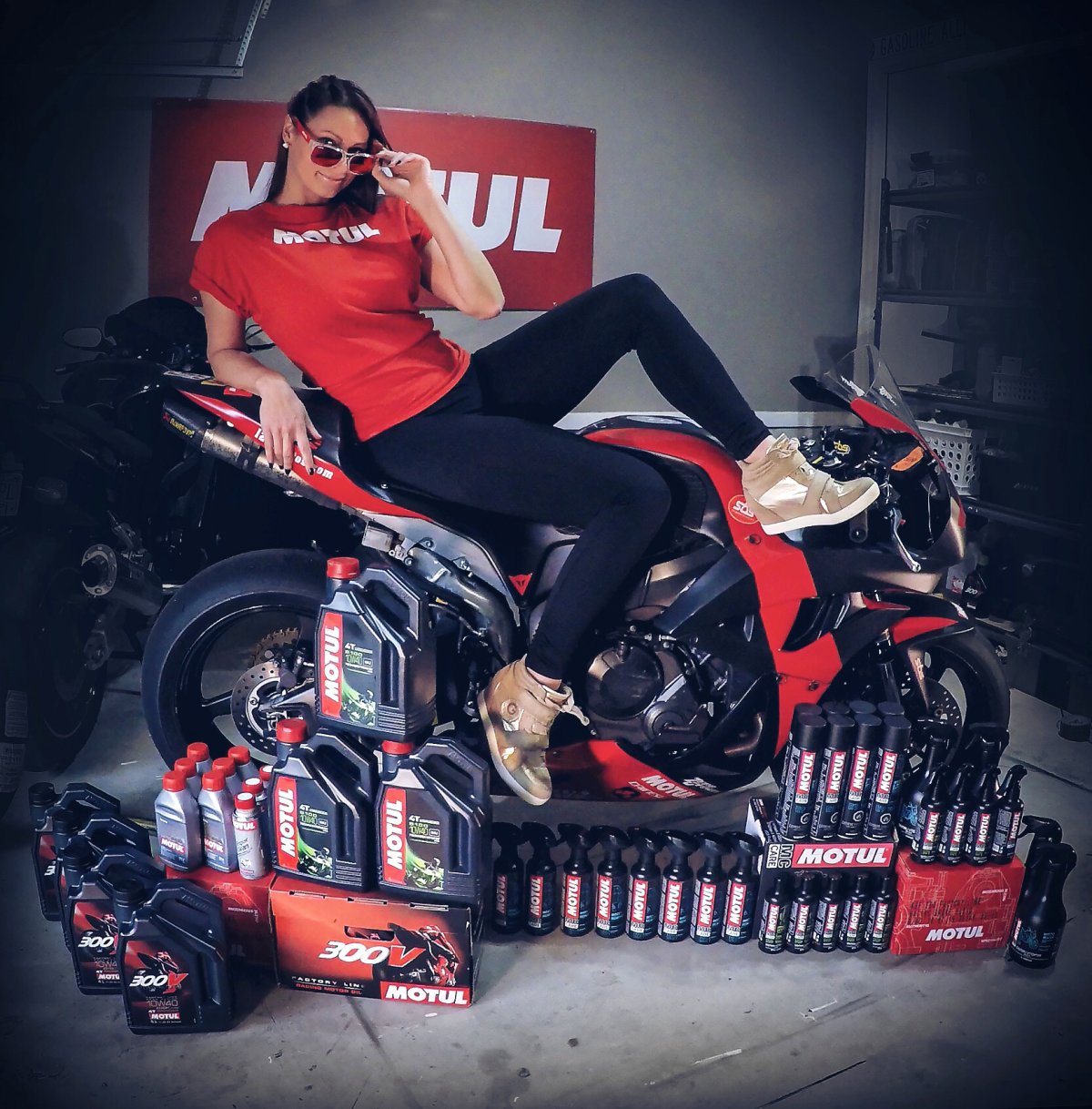 Motul девушки