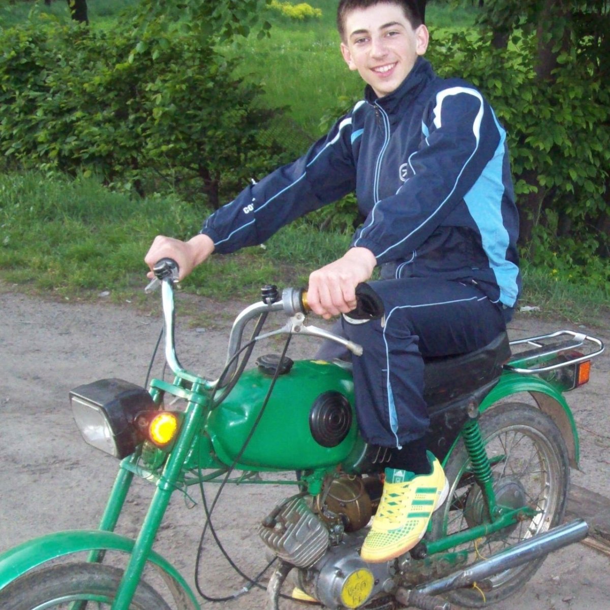 Пацан на мопеде