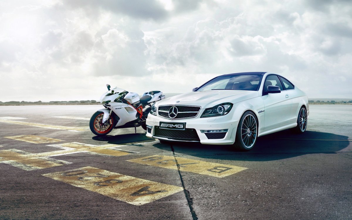 Mercedes Benz c63 AMG белый