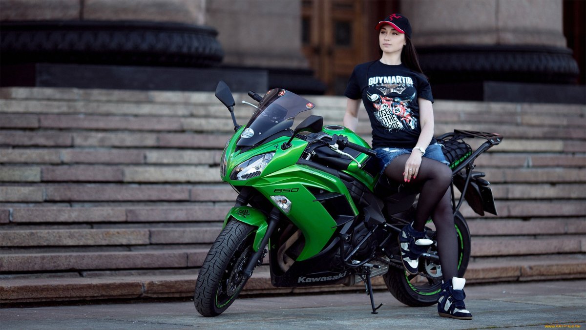 Девушка на Кавасаки ниндзя 650