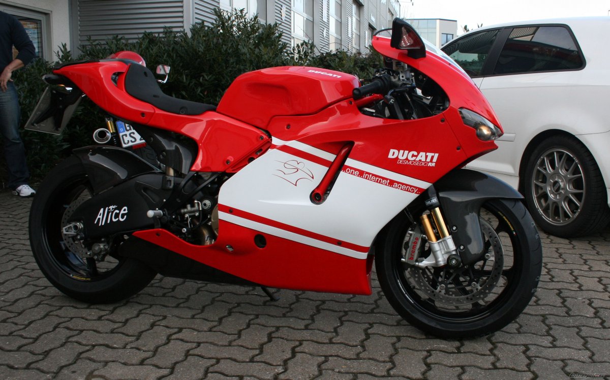 Спортбайк Ducati Desmosedici RR