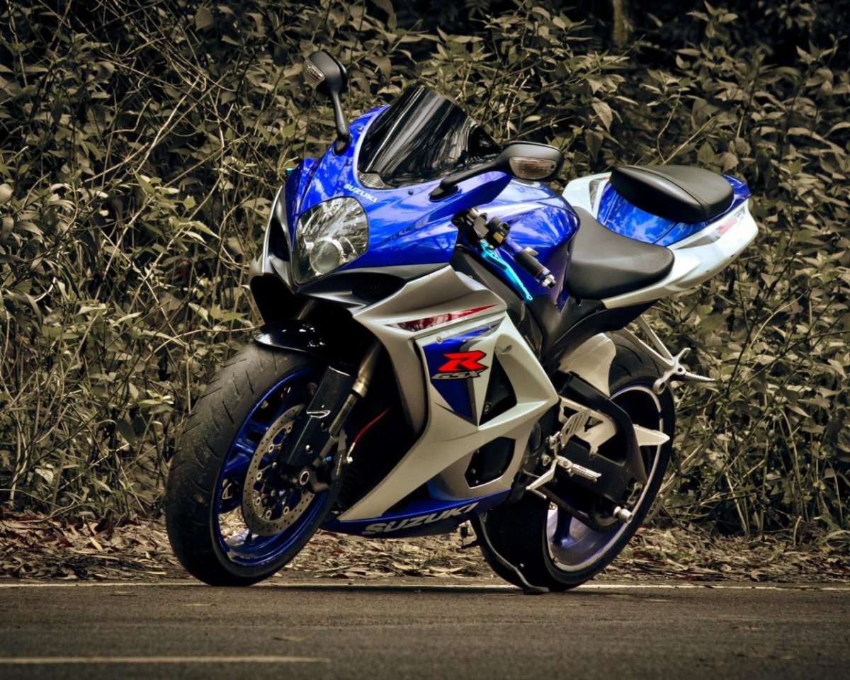 Черный Suzuki GSX 600