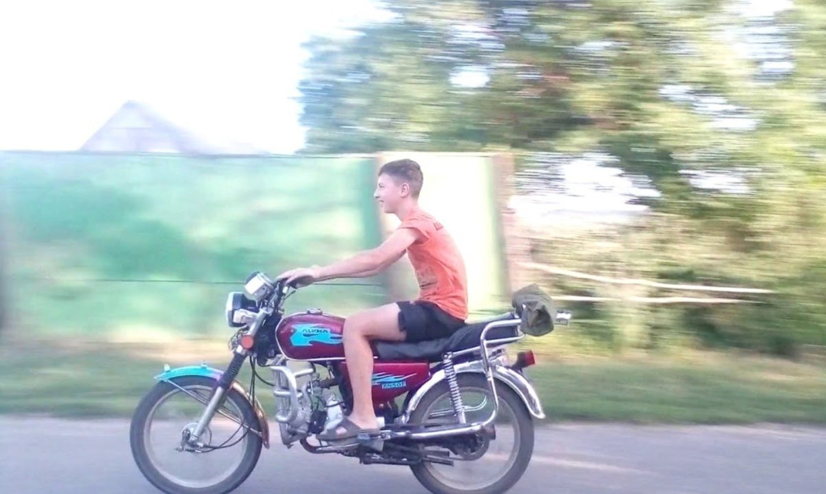 Школьник на мопеде Альфа