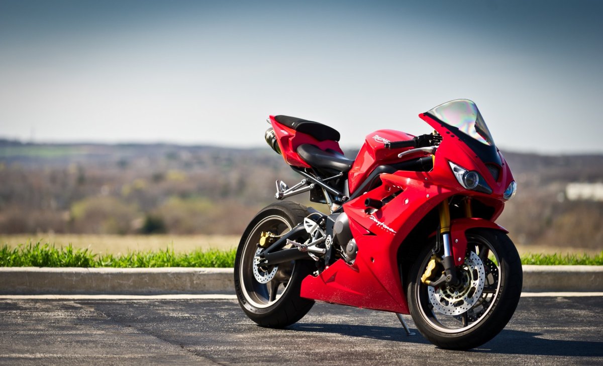 Triumph Daytona 675 красный