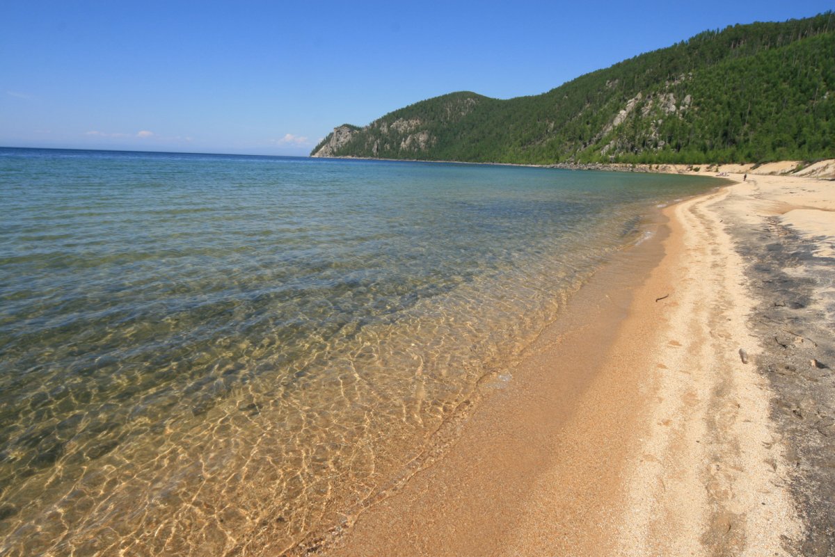 Песчаный берег Байкала