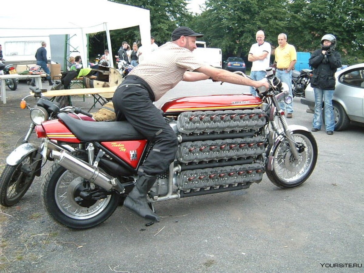 8 Цилиндровый мотоцикл Honda