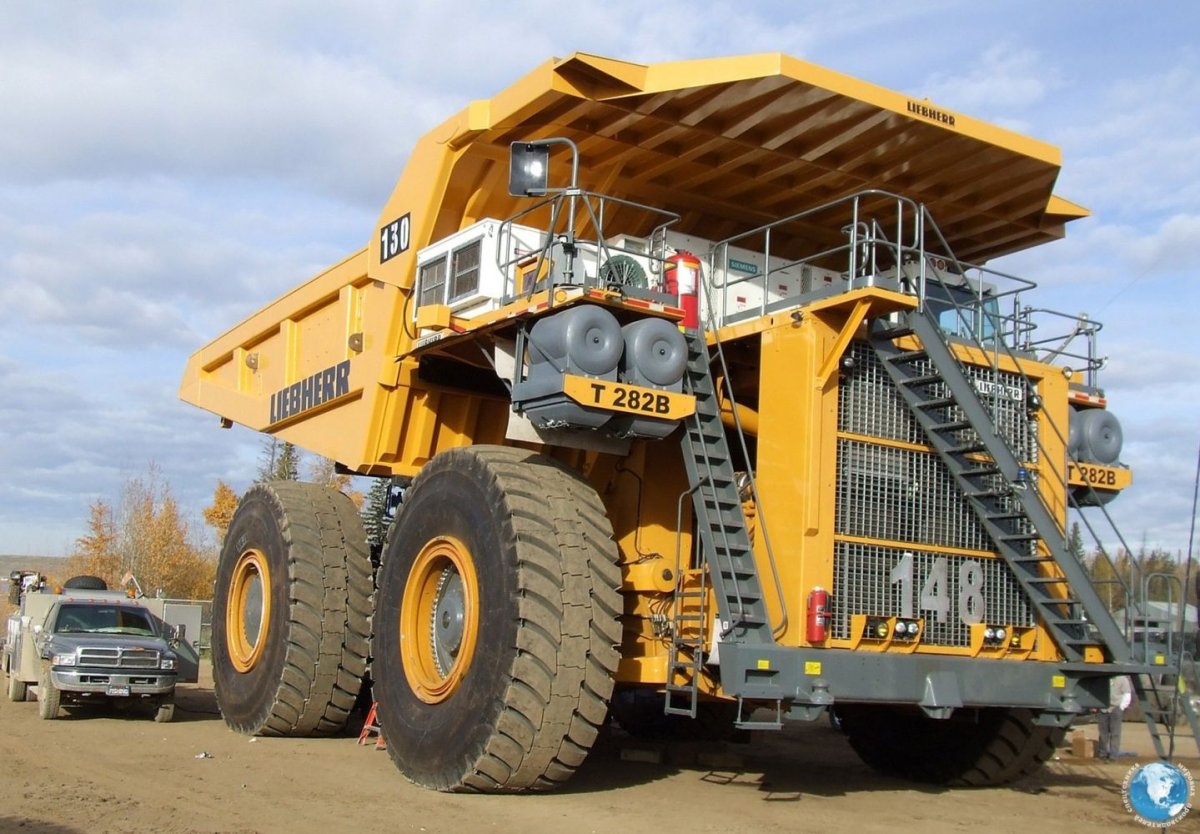 Карьерный самосвал Liebherr t282b