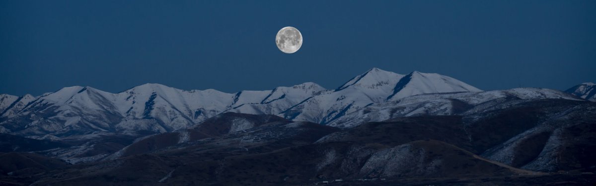 Луна над горами