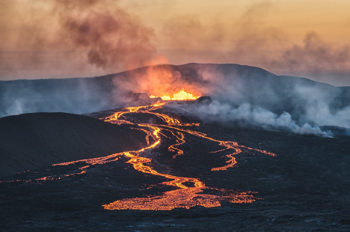 Вулкан лава
