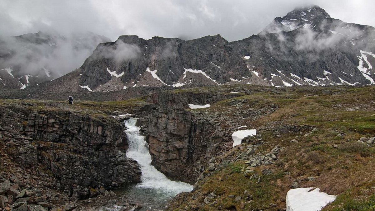 Водопад грандиозный Саяны