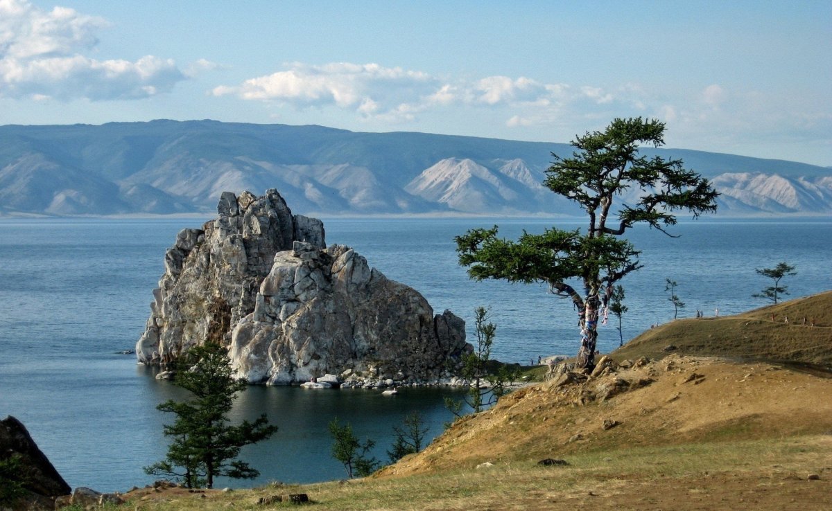 Скала Шаманка на острове Ольхон