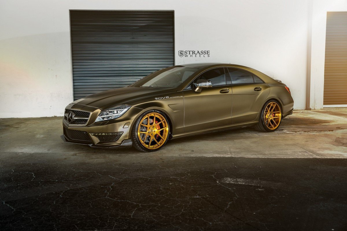 Mercedes Benz CLS 63 AMG золотой