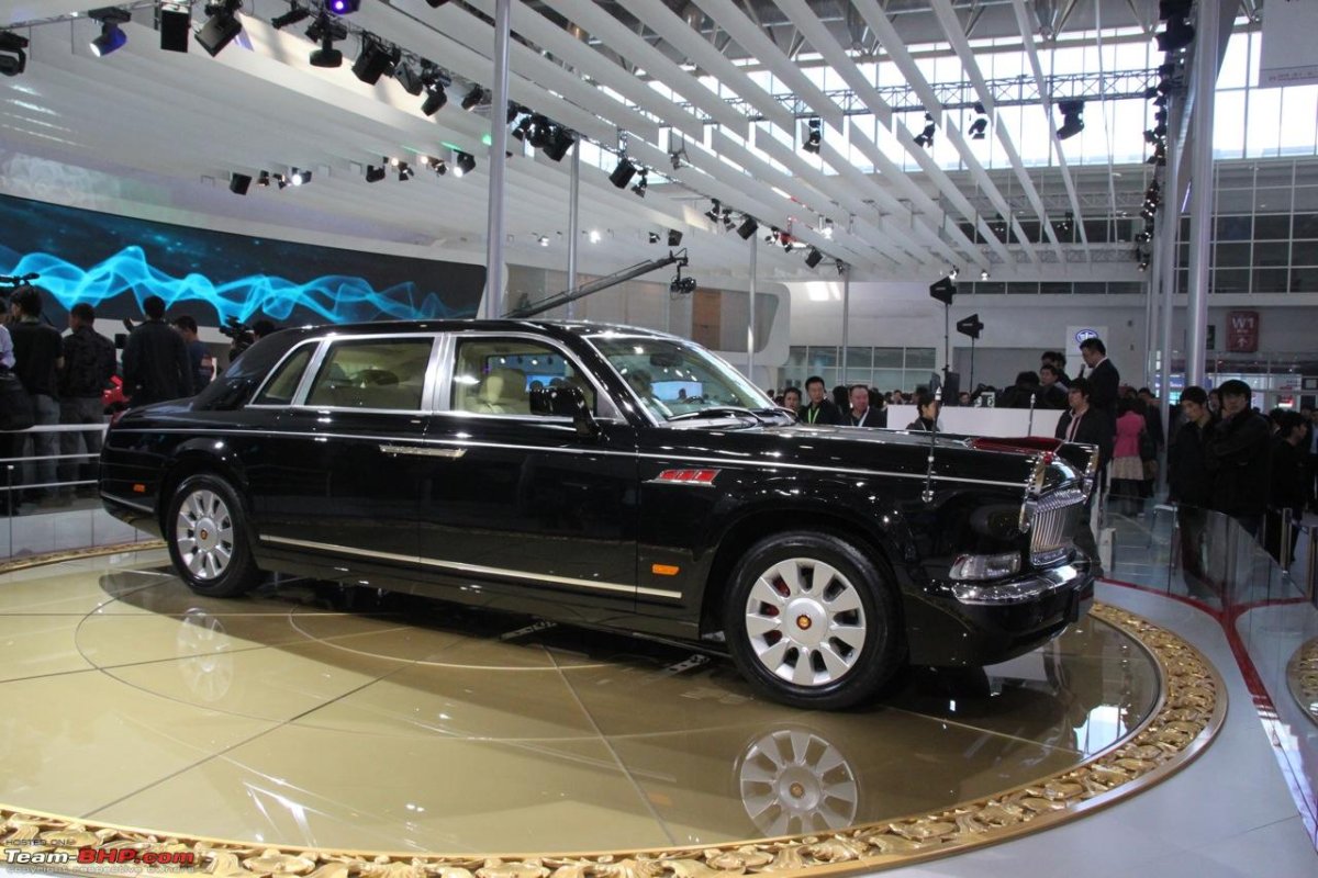 Китайский лимузин красное Знамя Hongqi