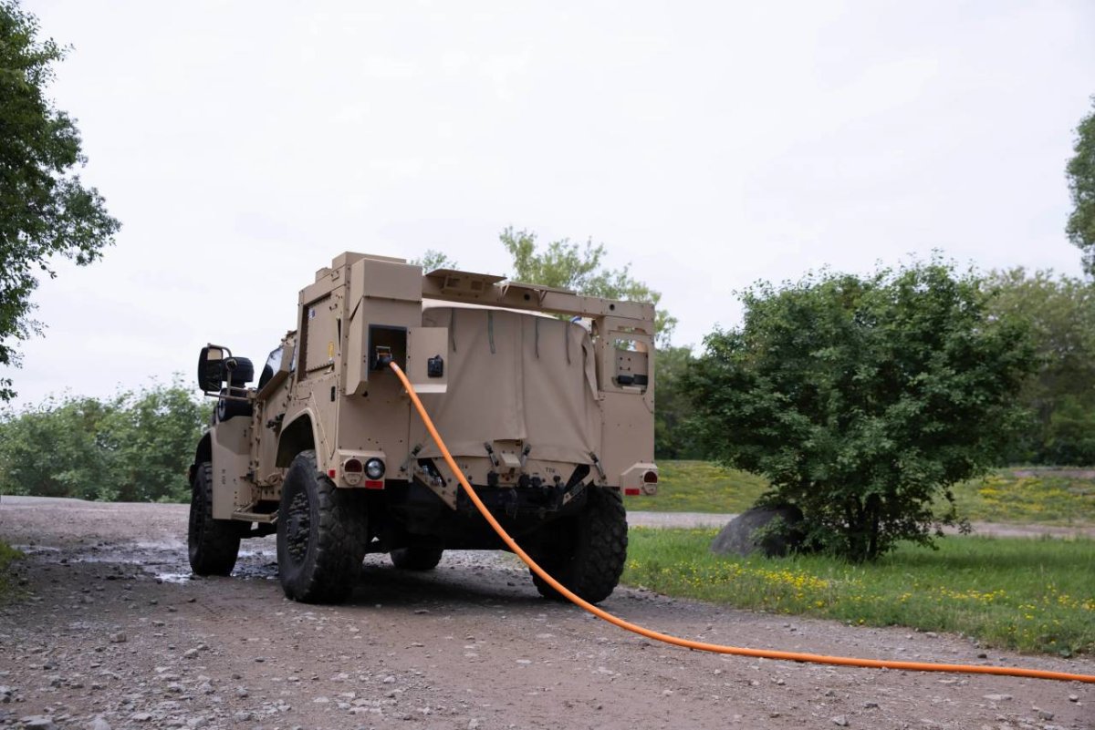 @( . Y . ):хаунд превращается в броневик Oshkosh Defense Medium Tactical vehicle