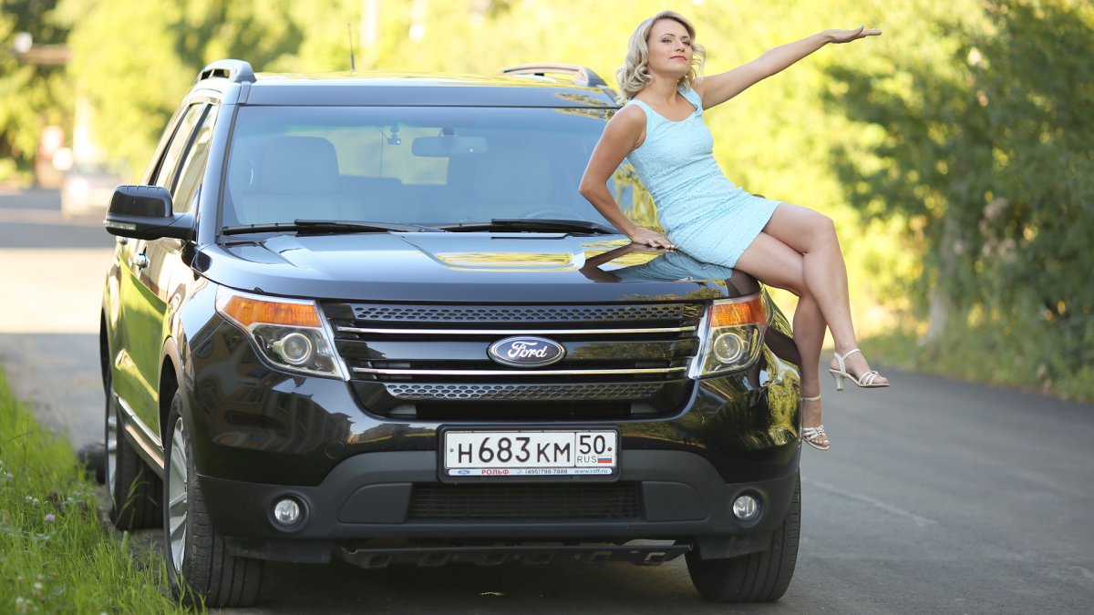 Модные стильные женщины на Ford Explorer