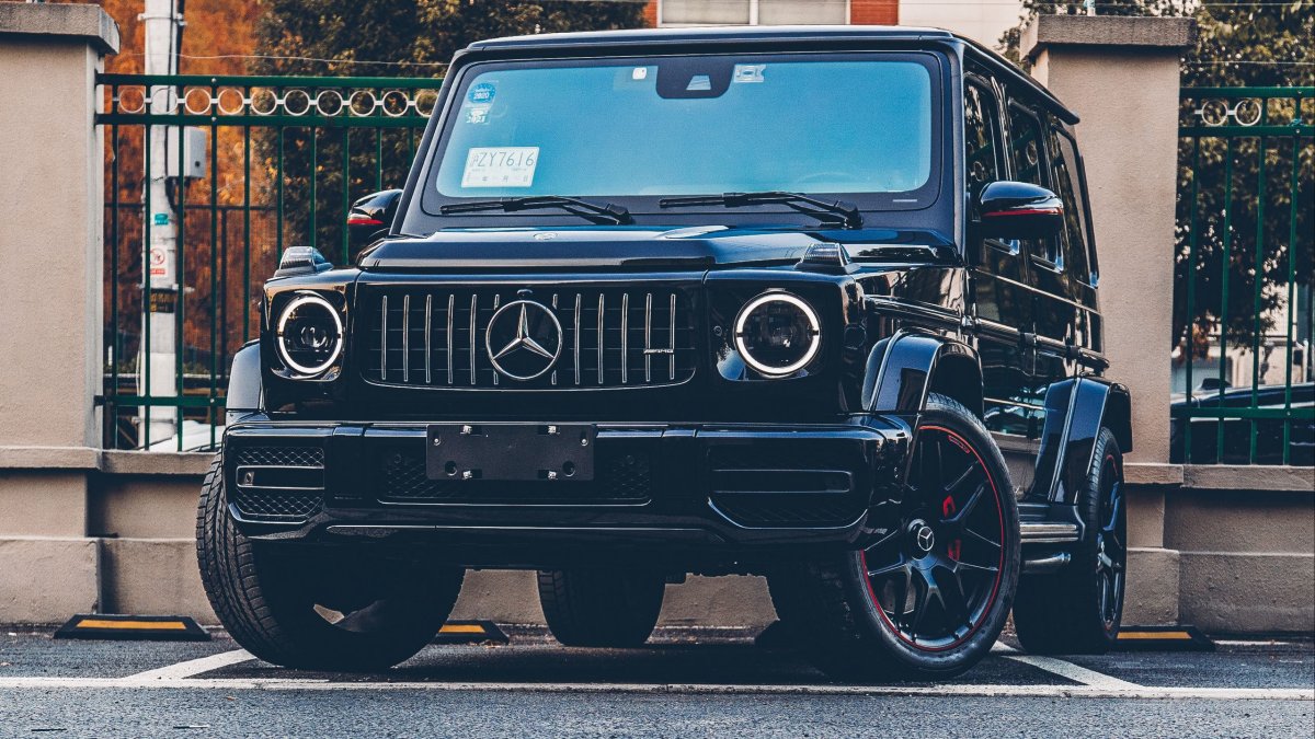 Black Mercedes SUV