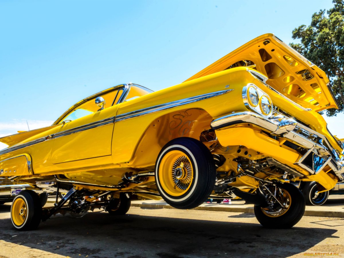 Лоурайдер Chevrolet Impala жёлтая