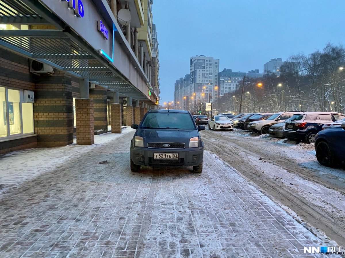 Улица с припаркованными автомобилями