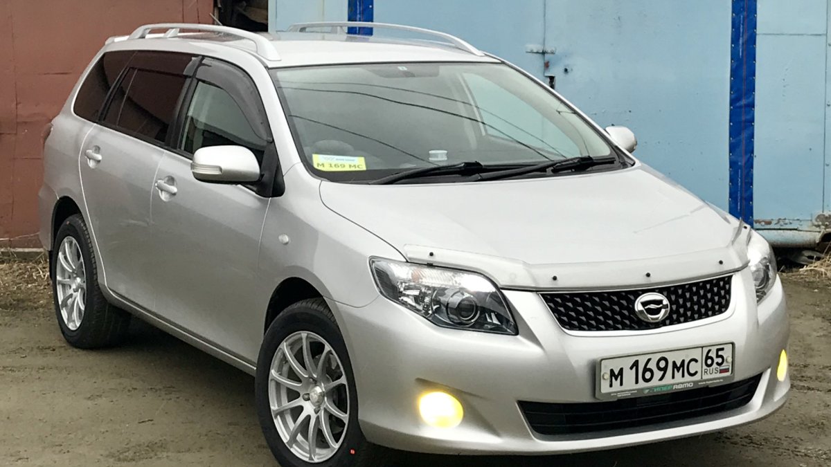 Toyota Corolla Fielder серый