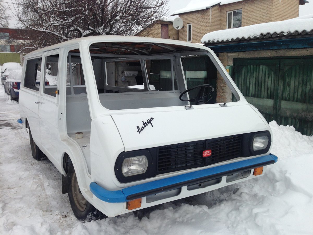 Машина РАФ 2203 двигатель