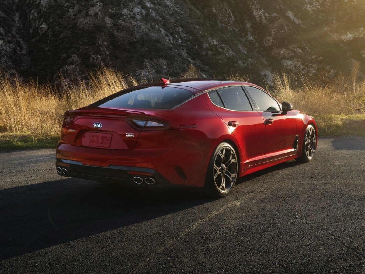 Kia Stinger вид сбоку