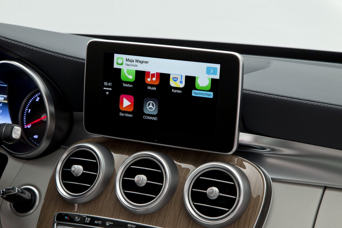 Mercedes Benz Apple CARPLAY