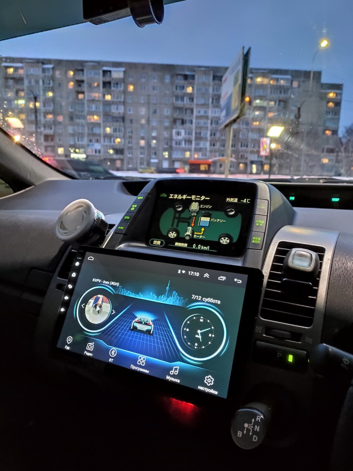 Prius 20 Tesla монитор