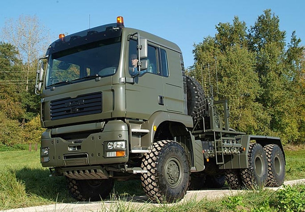 Военный тягач man 8х8