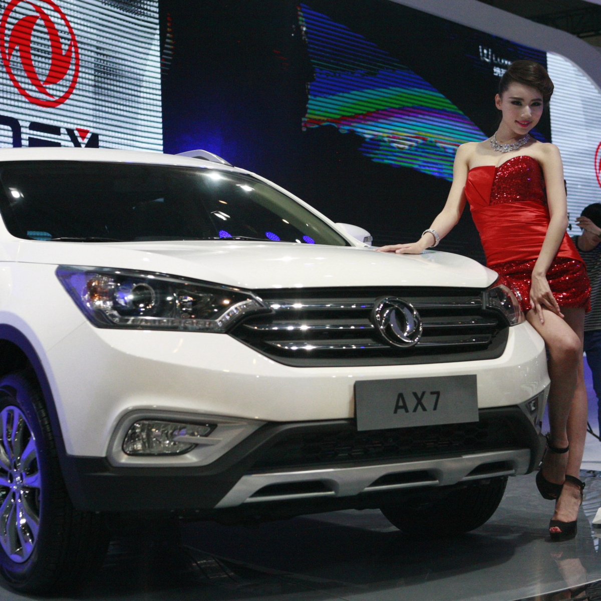 Машина китайская Dongfeng AX 37