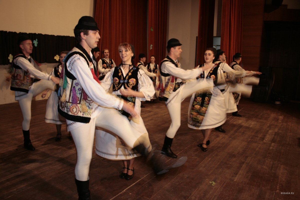 Молдавские танцоры