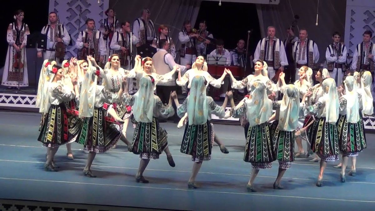 Молдавский народный танец "Молдавеняска"